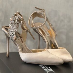 Badgley Mischka Size 7 Blanca pointy heel sandal champagne wedding shoe